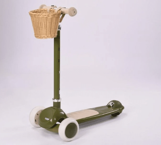קורקינט וינטג׳ ירוק עם סלסלת קש 28810G | 3in100 קורקינט ילדים וינטג׳ בצבע ירוק עם סלסלת קש בחזית, על רקע לבן | 3in100